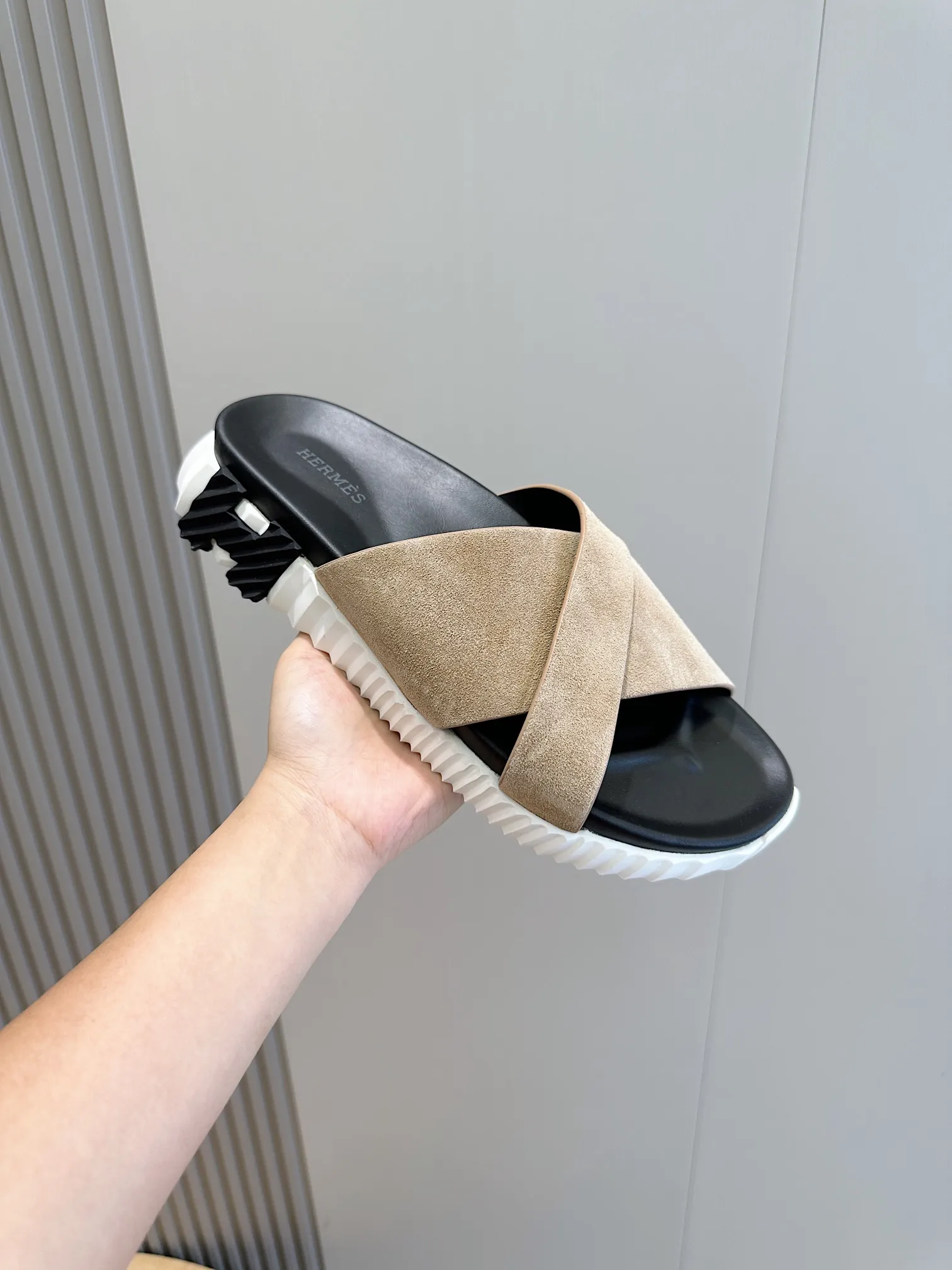 Factory price: 360💰Hermès [HERMÈS] Top Herme*H Home Hermès Men's Sandals and Slippers-Original Reproduction. Purchase the original version and make it one to one. The outsole is privately molded. The color of the outsole corresponding to each color is the same as the original version. Come to those who know the stuff 💪 The ultra-light soles are designed in contrasting colors, and they feel so comfortable on your feet! Calfskin, cowhide feet, private model outsole. Size: 39-44 (customized at 38.45)